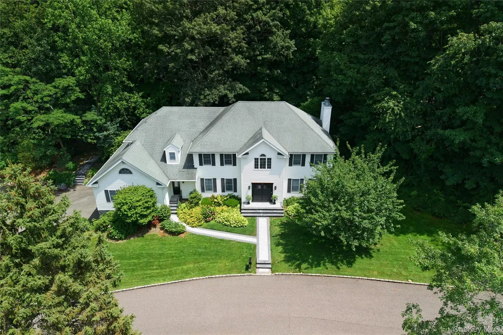 50 Davis Lane Roslyn NY 11576