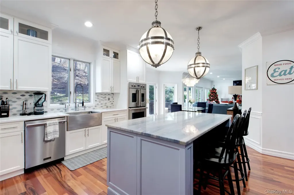 50 Davis Lane Roslyn NY 11576