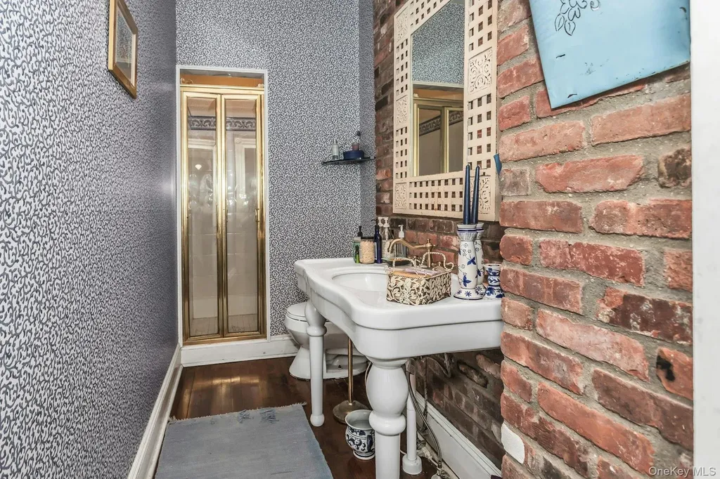 64 Bryant Avenue Roslyn Harbor NY 11576