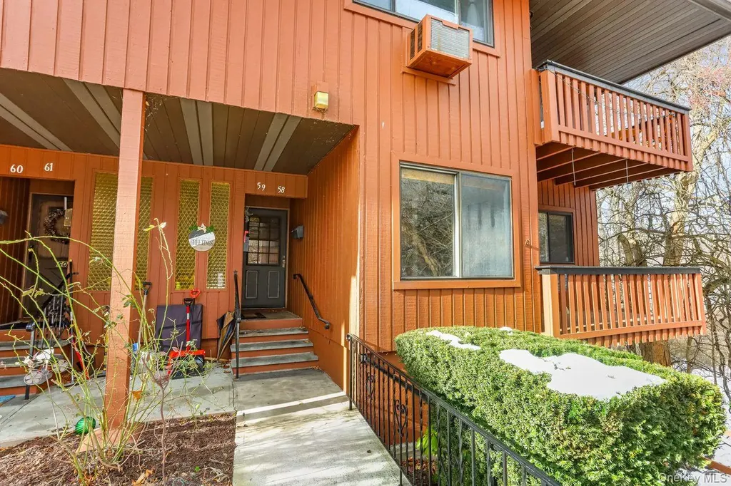 58 Coachlight Square Montrose NY 10548