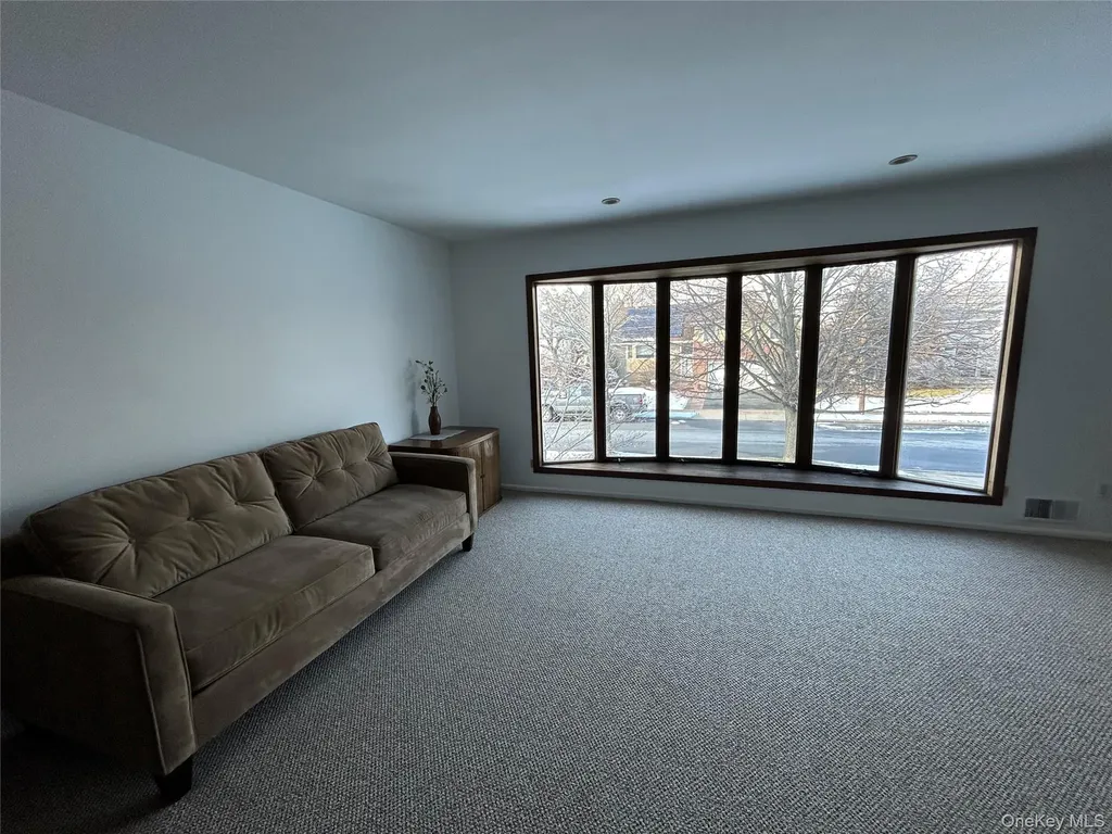 348 Links Drive E Oceanside NY 11572