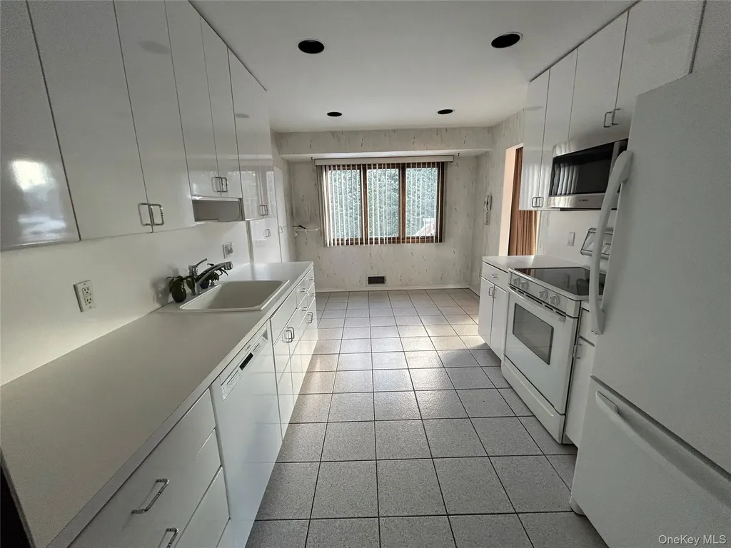 348 Links Drive E Oceanside NY 11572