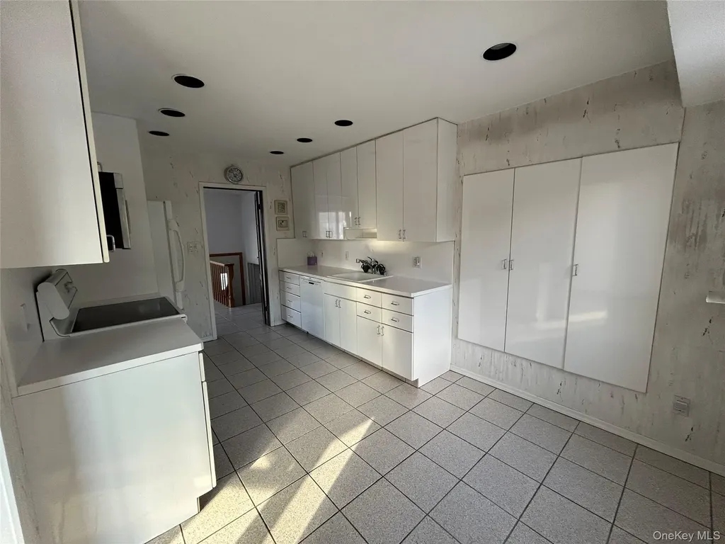 348 Links Drive E Oceanside NY 11572