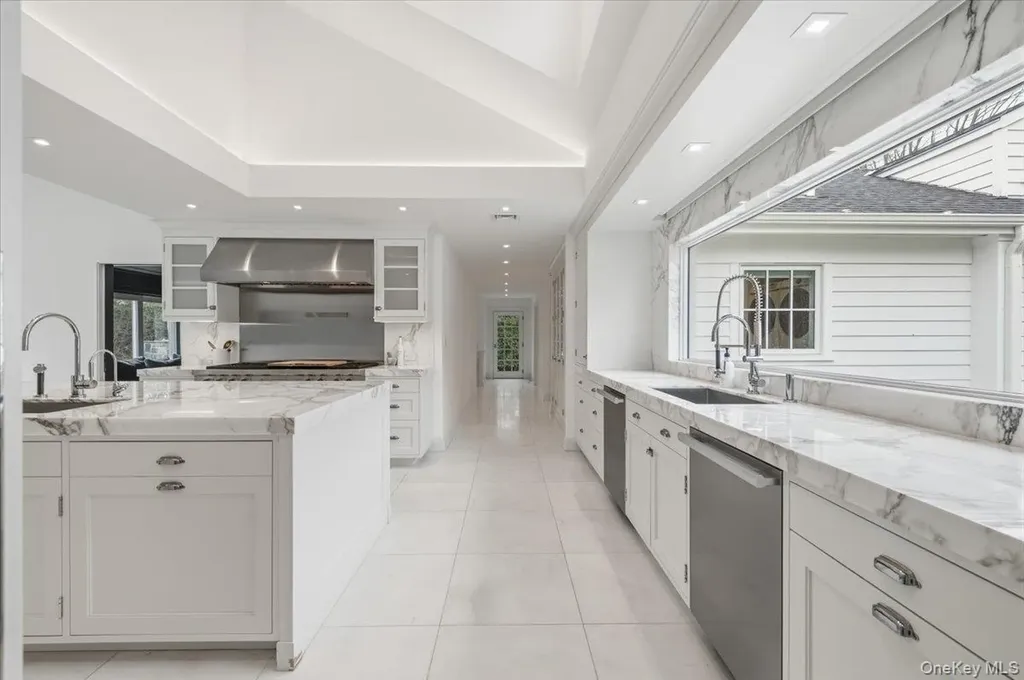 3 Horseshoe Road Old Westbury NY 11568