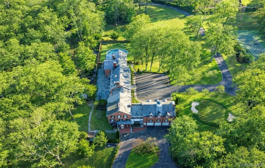 393 Mill River Road Muttontown NY 11771