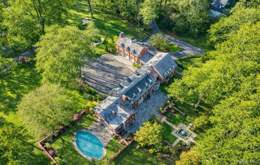 393 Mill River Road Muttontown NY 11771