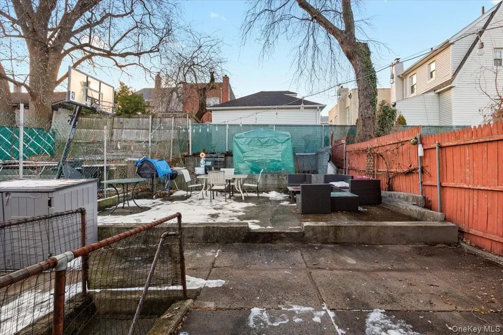 2761 Hering Avenue Bronx NY 10469