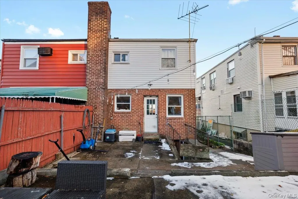 2761 Hering Avenue Bronx NY 10469