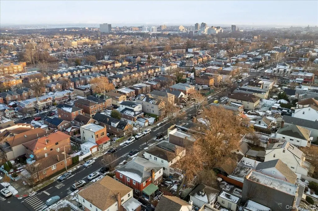 2761 Hering Avenue Bronx NY 10469