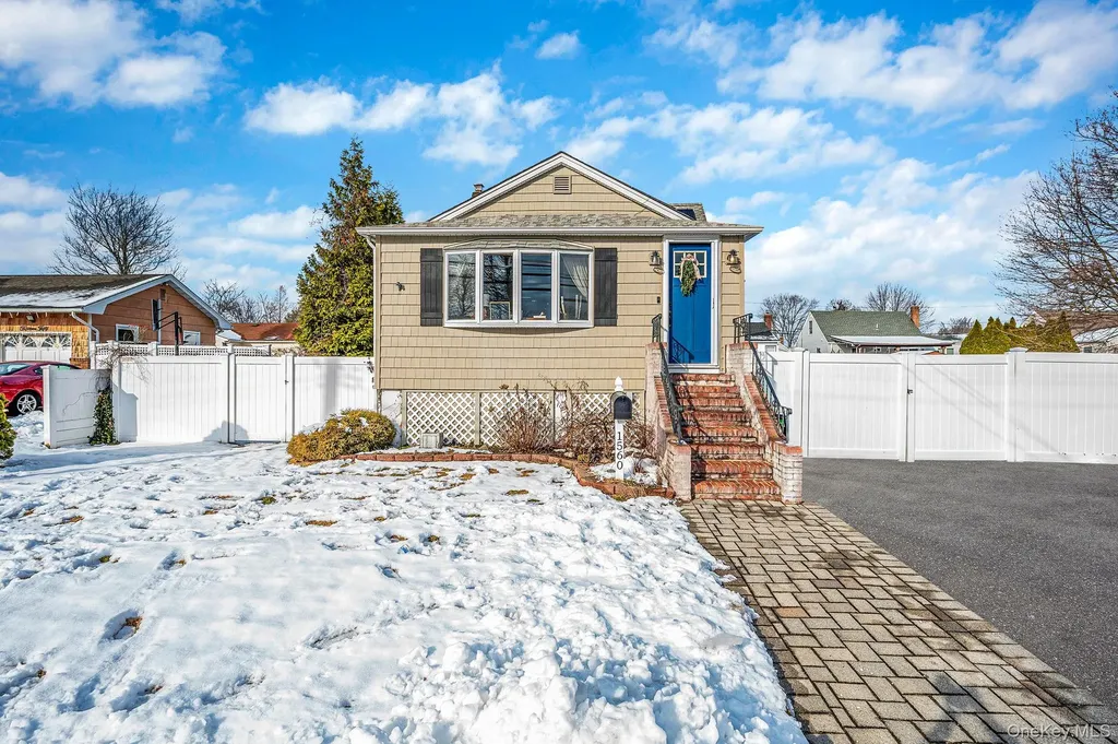 1560 A Street West Babylon NY 11704