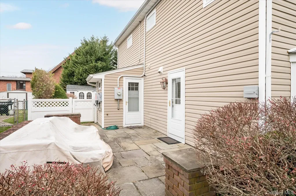 8 Hillside Lane Syosset NY 11791