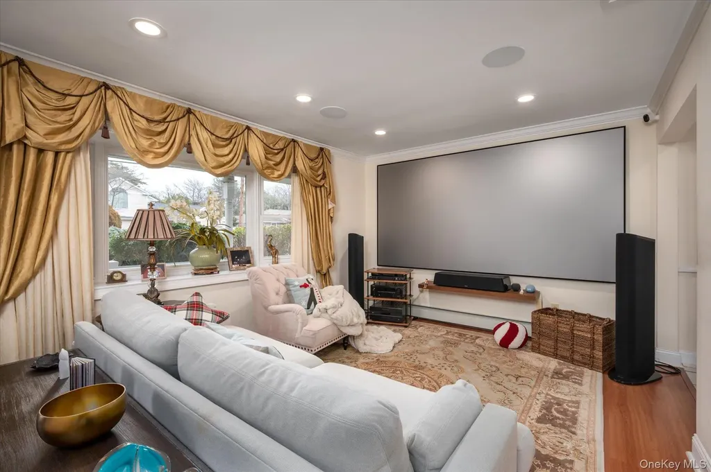8 Hillside Lane Syosset NY 11791