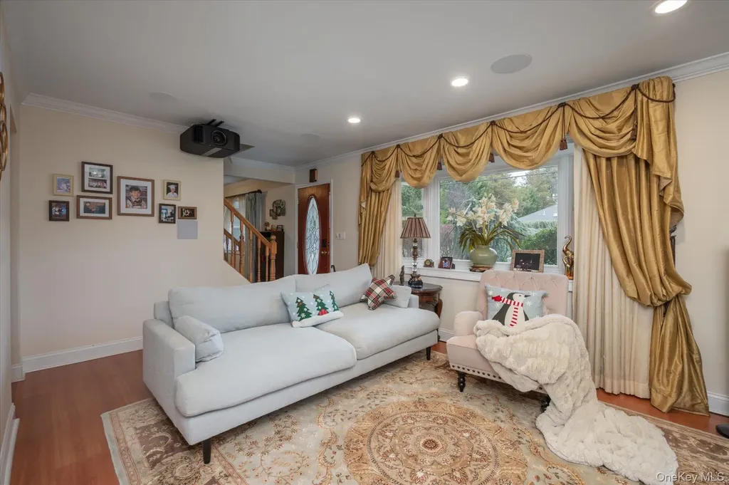 8 Hillside Lane Syosset NY 11791