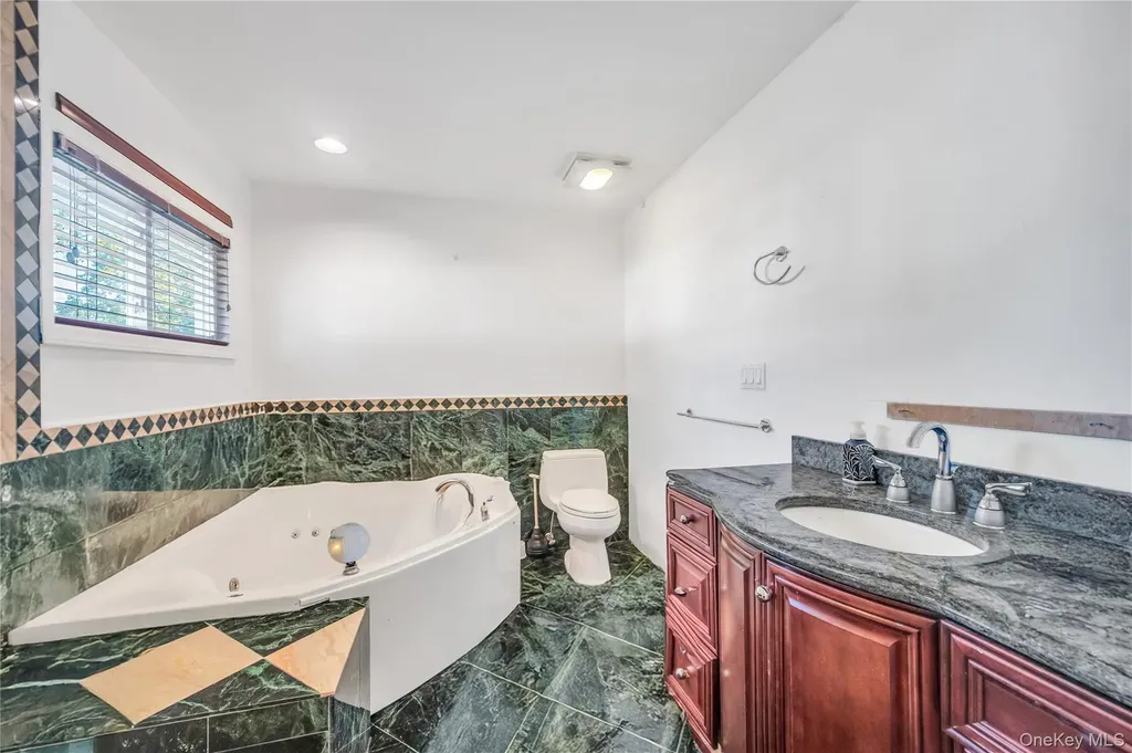 6 Regal Lane Levittown NY 11756