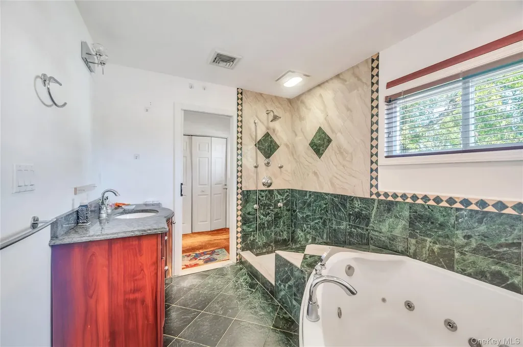 6 Regal Lane Levittown NY 11756