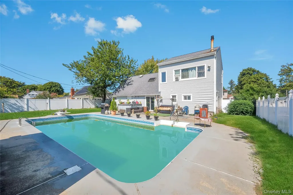 6 Regal Lane Levittown NY 11756