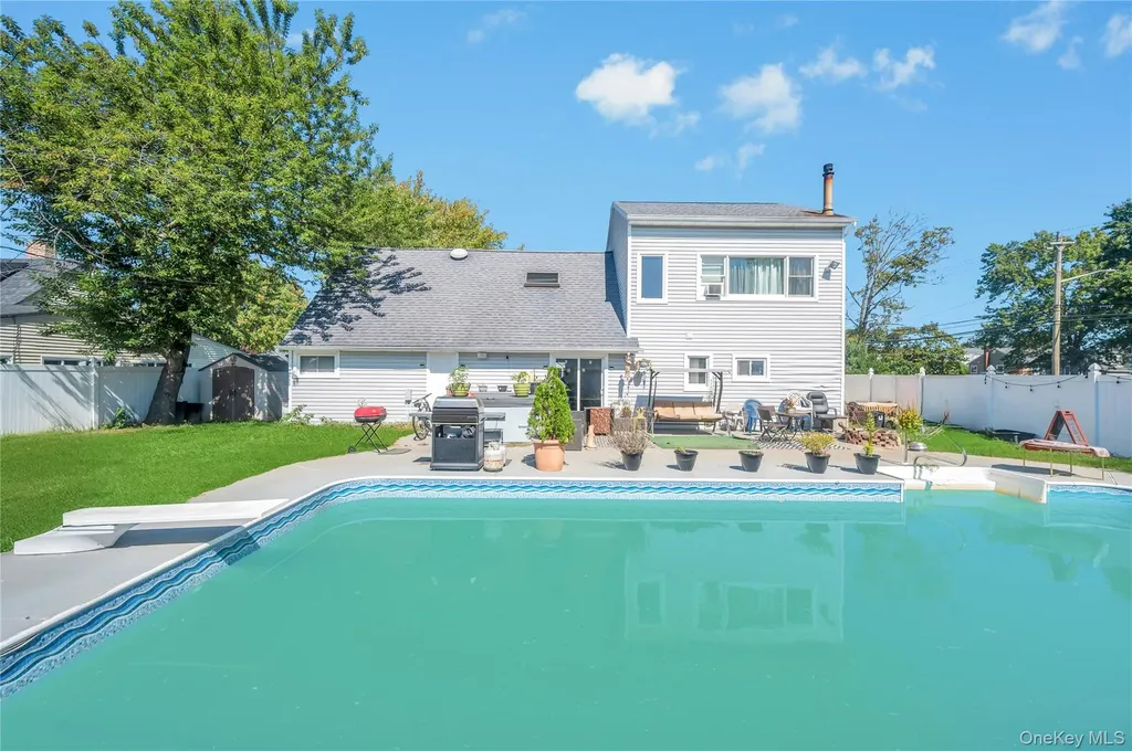 6 Regal Lane Levittown NY 11756