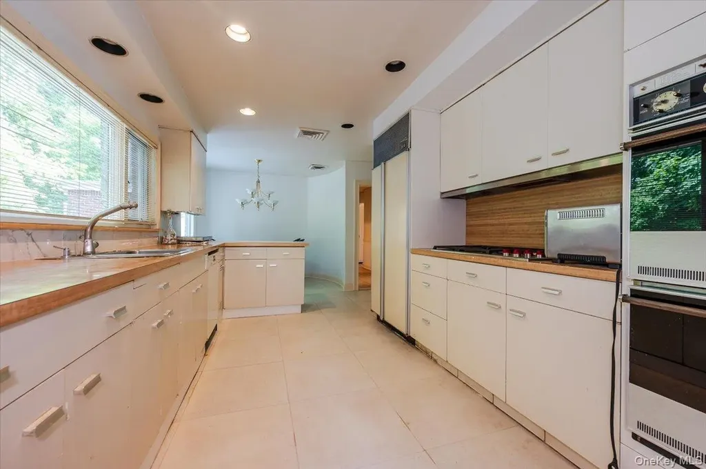 1 Parkside Drive Great Neck NY 11021