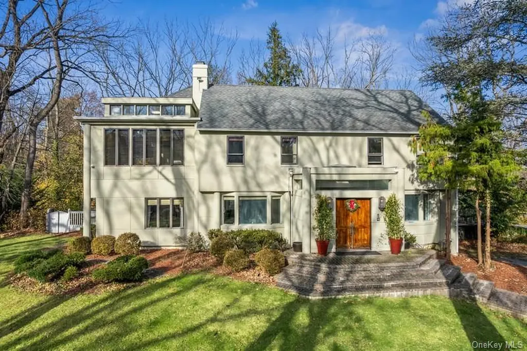 6 The Maples Roslyn NY 11576