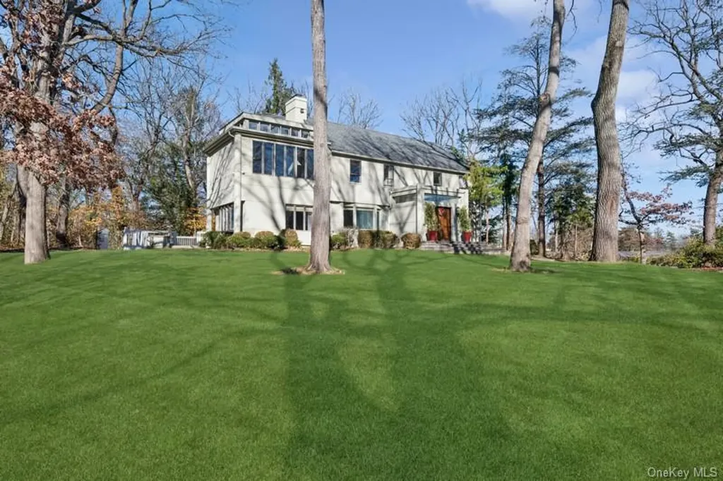 6 The Maples Roslyn NY 11576