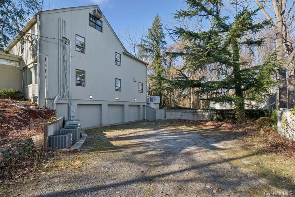 6 The Maples Roslyn NY 11576