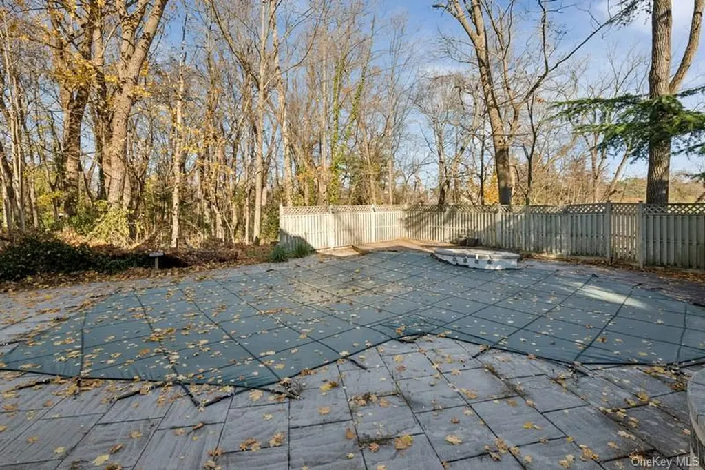 6 The Maples Roslyn NY 11576
