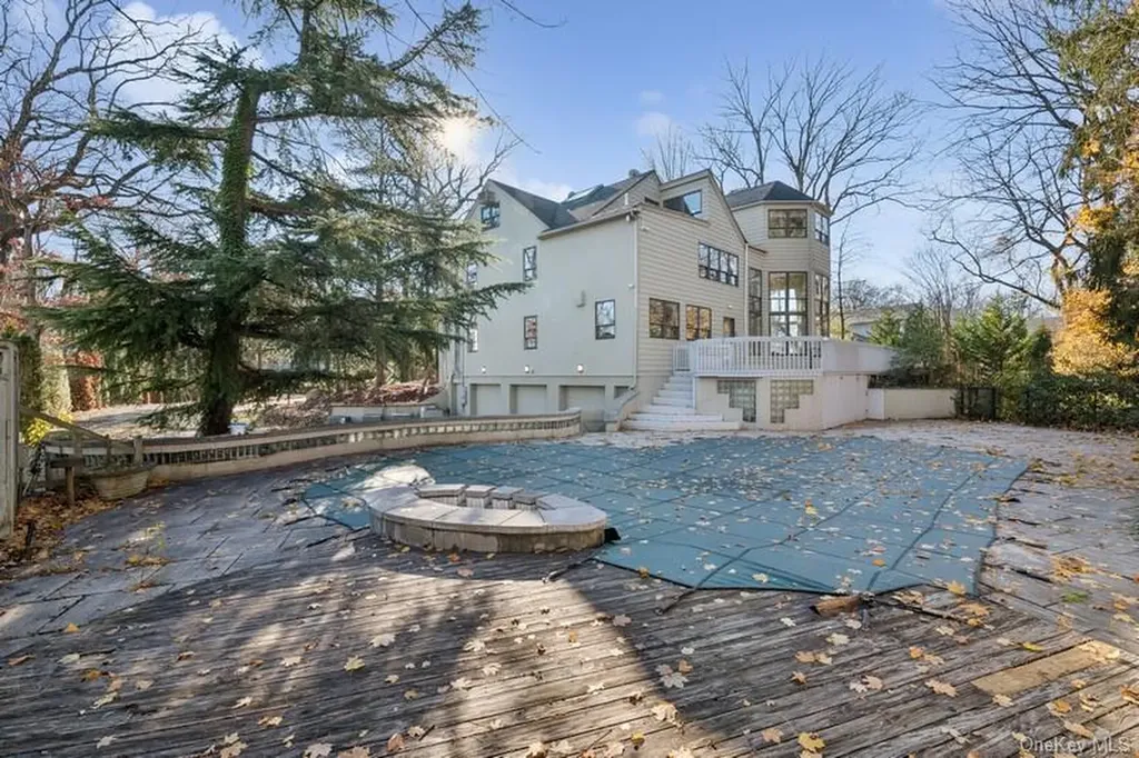 6 The Maples Roslyn NY 11576