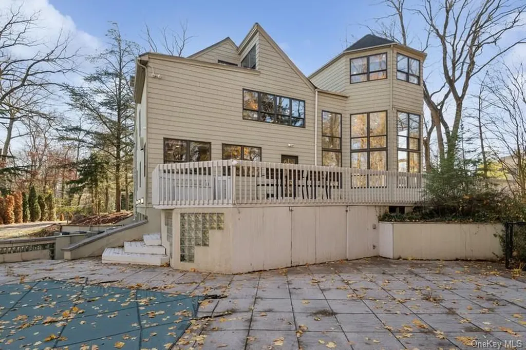6 The Maples Roslyn NY 11576