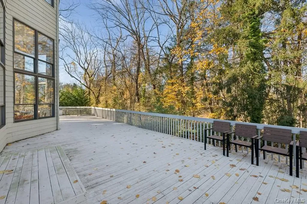 6 The Maples Roslyn NY 11576