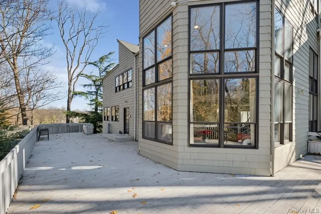 6 The Maples Roslyn NY 11576
