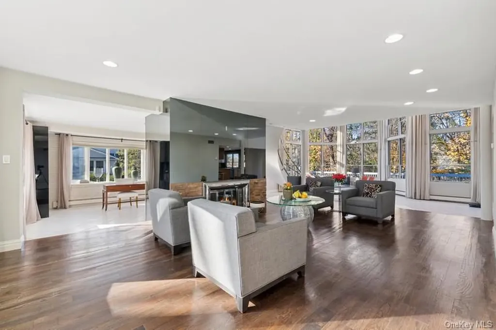 6 The Maples Roslyn NY 11576