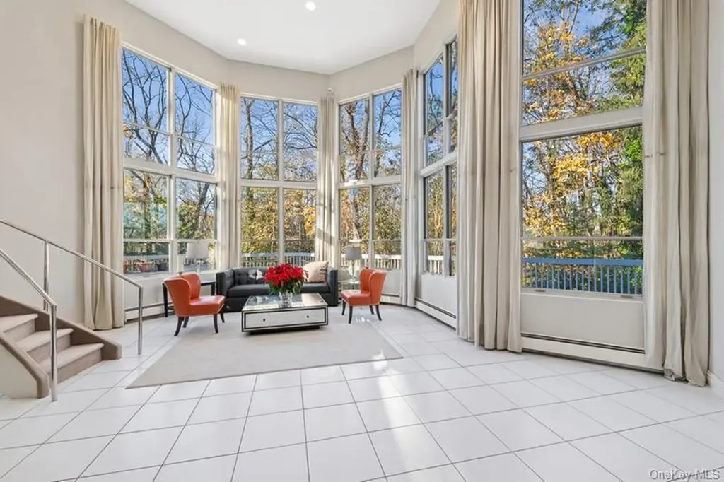 6 The Maples Roslyn NY 11576