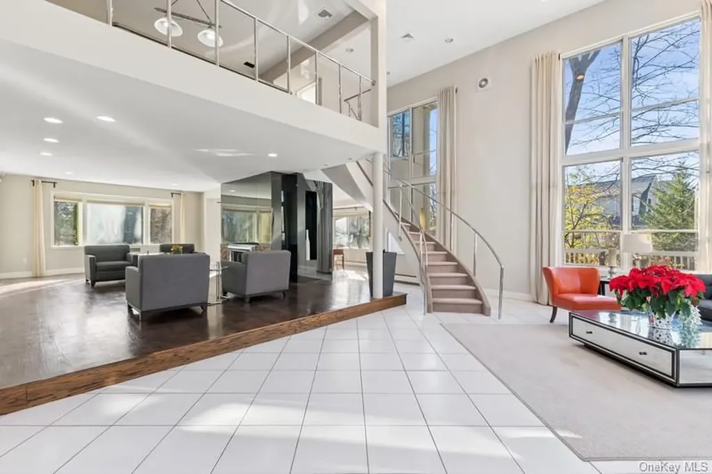 6 The Maples Roslyn NY 11576