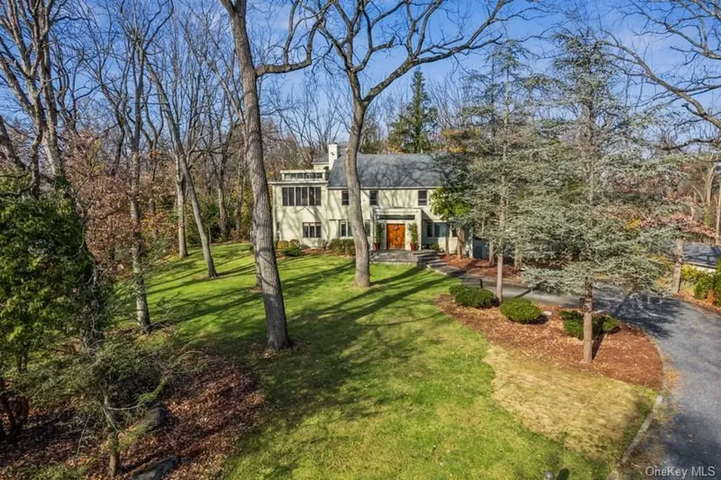 6 The Maples Roslyn NY 11576