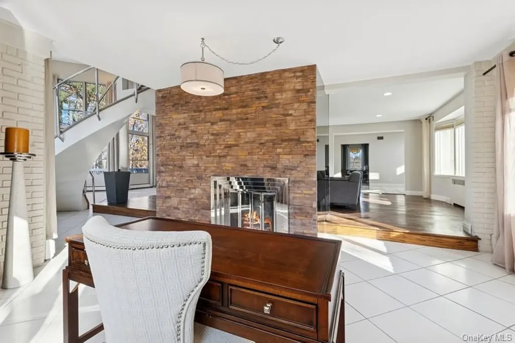 6 The Maples Roslyn NY 11576