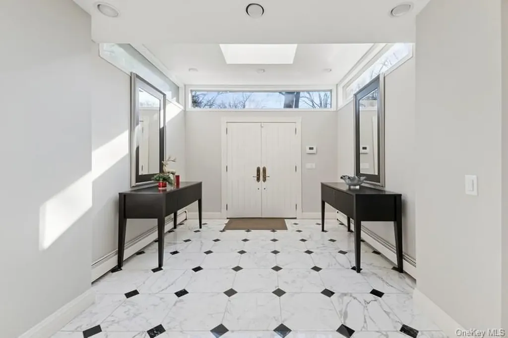 6 The Maples Roslyn NY 11576
