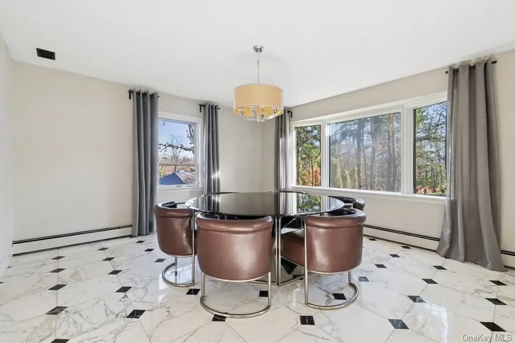 6 The Maples Roslyn NY 11576