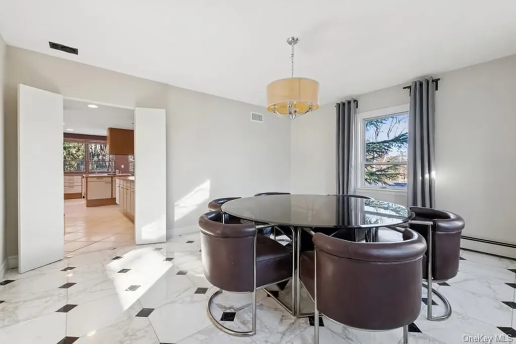 6 The Maples Roslyn NY 11576