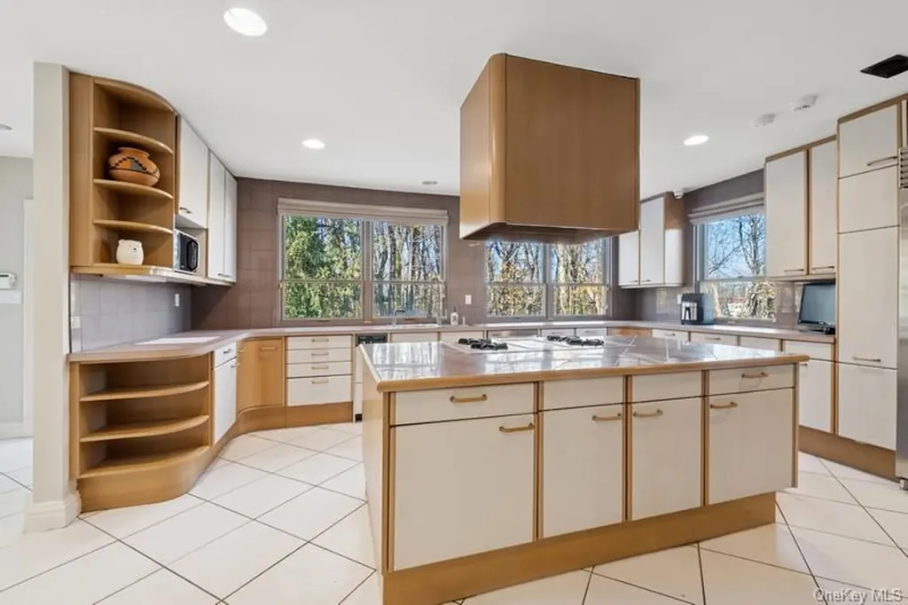6 The Maples Roslyn NY 11576