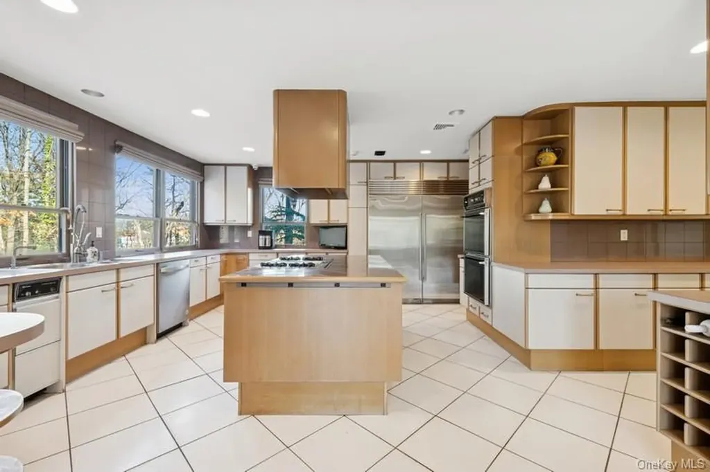 6 The Maples Roslyn NY 11576