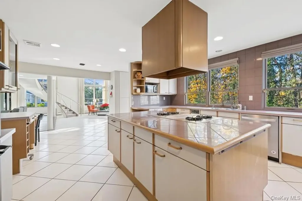 6 The Maples Roslyn NY 11576