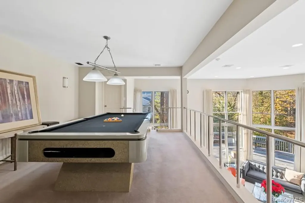 6 The Maples Roslyn NY 11576