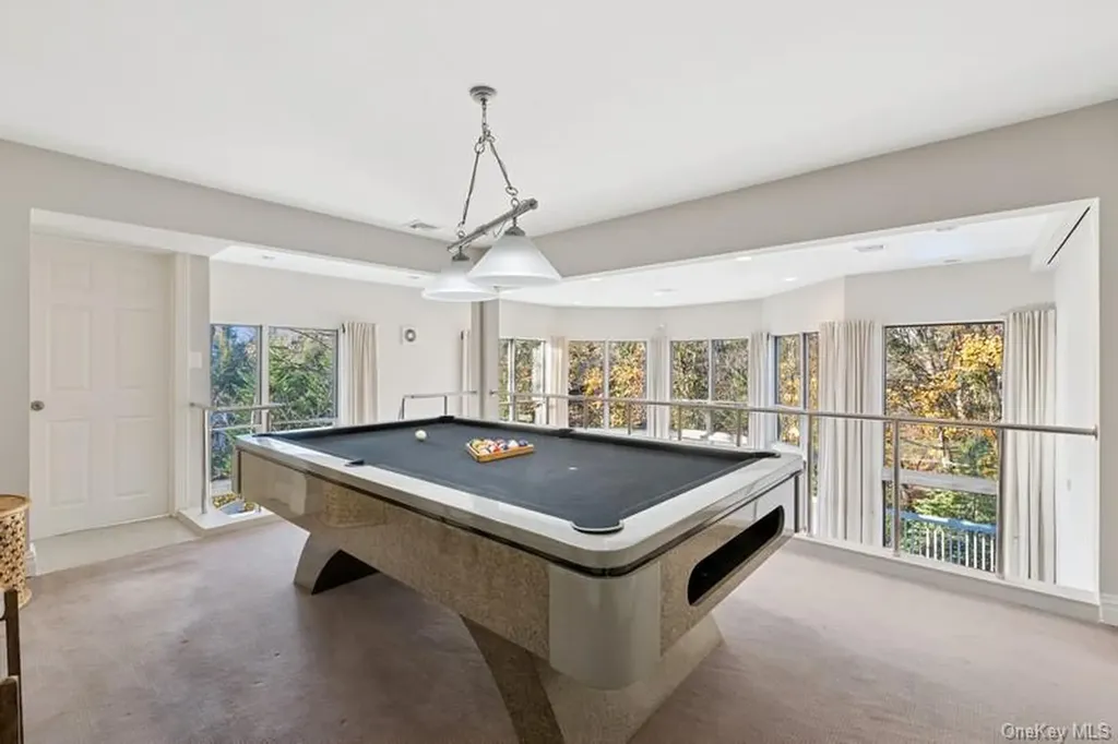 6 The Maples Roslyn NY 11576