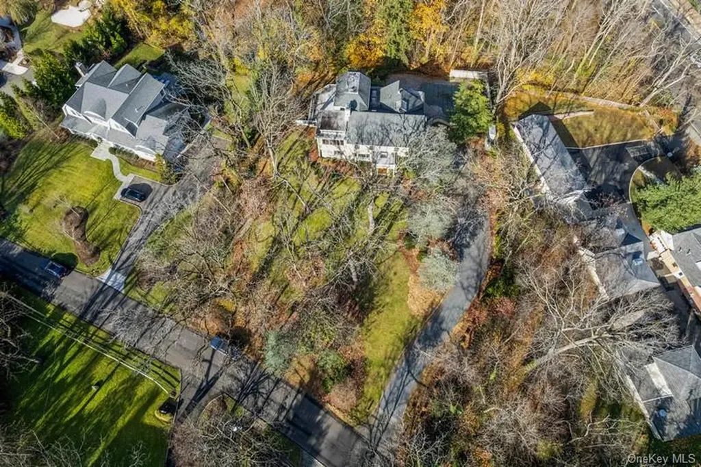6 The Maples Roslyn NY 11576