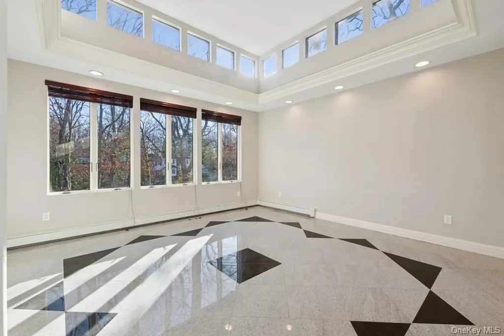 6 The Maples Roslyn NY 11576