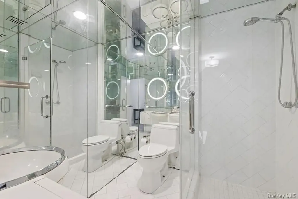 6 The Maples Roslyn NY 11576