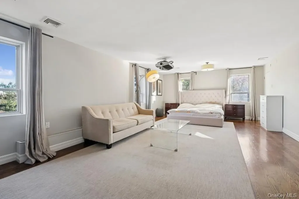 6 The Maples Roslyn NY 11576