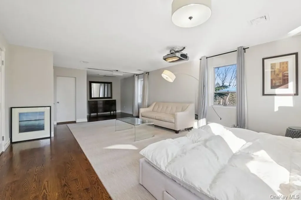 6 The Maples Roslyn NY 11576