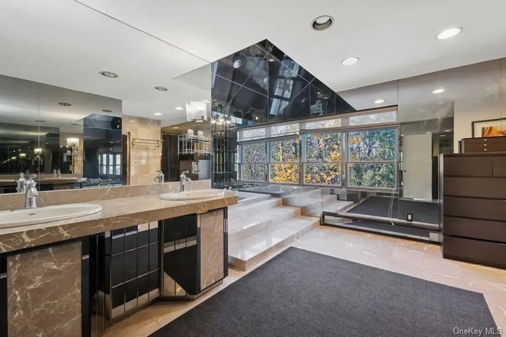 6 The Maples Roslyn NY 11576