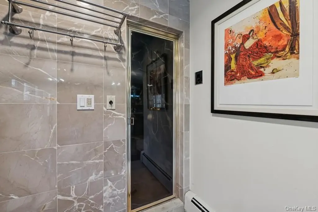 6 The Maples Roslyn NY 11576